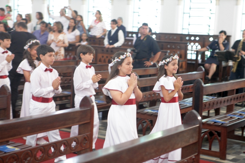 vestes para primeira eucaristia